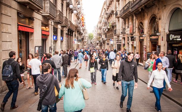 Un carrer comercial a la ciutat de Barcelona (iStock/tucko019)