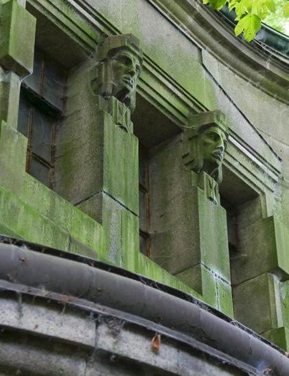Die Fenster eines denkmalgeschützten Mausoleums auf dem Hamburger Friedhof Ohlsdorf. Der imposante Bau wurde 1909/1910 errichtet, verfällt allerdings zusehends. Spinnweben, Algen und Moos überall ...