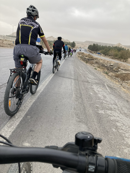 دوچرخه سواران در جاده