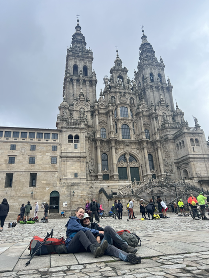 Auf dem Boden vor der Kathedrale von Santiago de Compostela