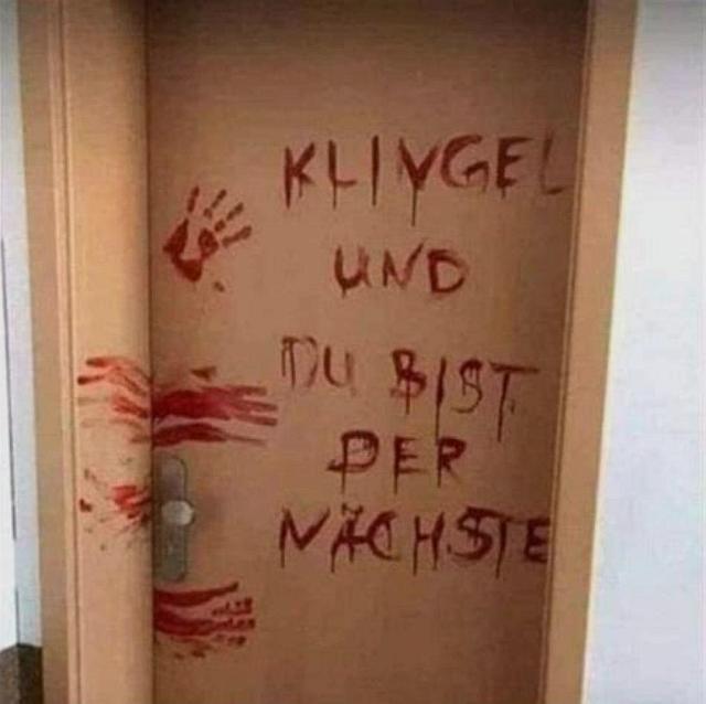 Klingel und du bist der Nächste

mit "Blut" an die Tür geschrieben.