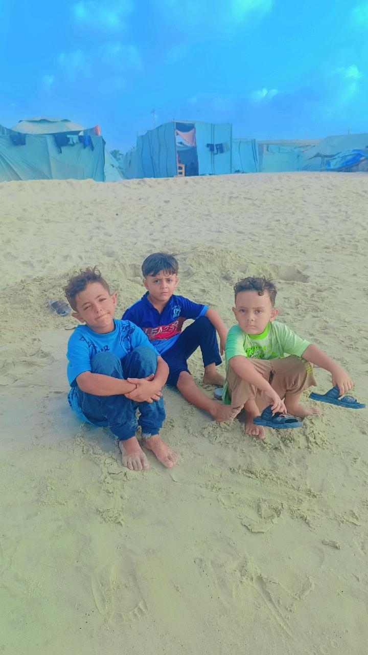 Every time I look at my children, tears involuntarily fall from my eyes. I dream of giving them everything, but I can't make them happy. I have no source of income except you; we depend on you alone.💔🥺🙏