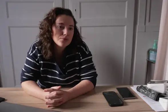 Sage-femme dans l'Aisne, Pauline Dens-Arsène a vu ses comptes Meta supprimés après avoir partagé un reportage de France 3 Picardie dans lequel elle témoignait.