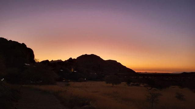 Erongo-Mountain, Namibia. Im Gegenlicht vor der untergegangenen Sonne zur blauen Stunde. Credit: Hene L.
