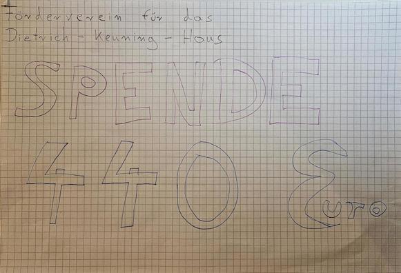 Auf dem Foto ist ein handgemalter, symbolischer Scheck auf kariertem Papier zu sehen. Oben steht in großer, handgeschriebener Schrift: „Förderverein für das Dietrich-Keuning-Haus“. Darunter ist das Wort „SPENDE“ in sehr großen, bunt umrandeten Buchstaben geschrieben. In der Mitte steht die gespendete Summe: „440 €“, ebenfalls groß und farbig eingerahmt. Rechts unten ist kleingeschrieben das Wort „Euro“ ergänzt. Die Gestaltung wirkt freundlich, bunt und bewusst einfach gehalten – wie ein selbst gebastelter Spendennachweis.