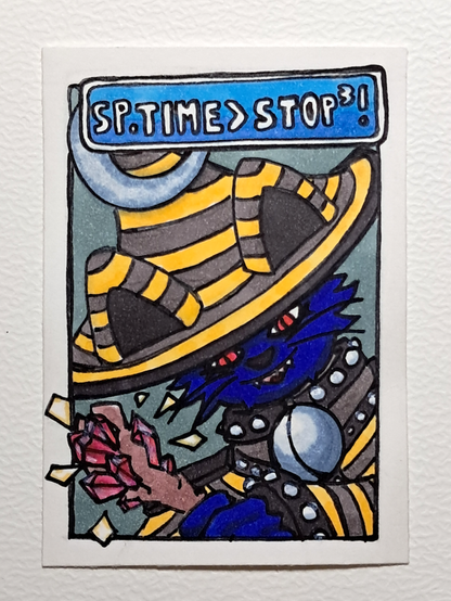 Une carte représentant Carbonacat, un chat anthro à la fourrure bleue aux yeux rouges et portant une tenue rayée jaune et grise et constituée d'un manteau, d'un chapeau à lune avec oreilles de chats et d'un collier tenant une grosse clochette argentée ; il tient un sceptre surmonté de cristaux rouges et est concentré sur ce même sceptre, récitant une incantation ; au dessus une boîte de dialogue affichant SP(ace)TIME>STOP 3!.