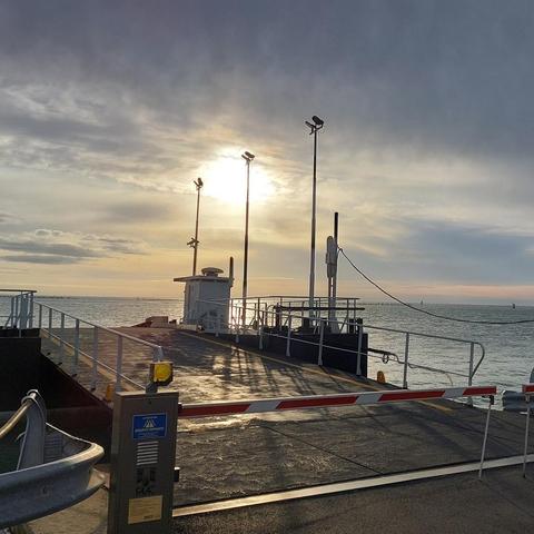 Buongiorno. Letzte Woche waren wir in Pellestrina. Eine wahre Weltreise mit Vaporetto, Bus und Fähre. Und auf den offenen Wasser pfeift der Wind ganz ordentlich. Saluti, Mafalda Cinquetti aus #Venedig