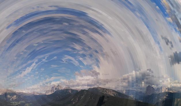 Einzelne Frames eines Zeitraffer-Films der Dolomiten im Eisacktal in ein einzelnes Bild gerendert