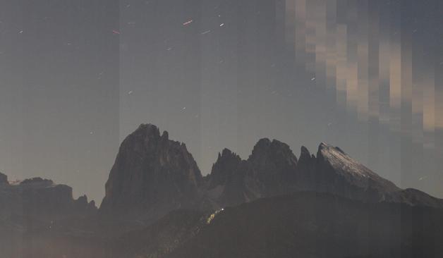 Einzelne Frames eines Zeitraffer-Films der Langkoffelgruppe bei Nacht in ein einzelnes Bild gerendert