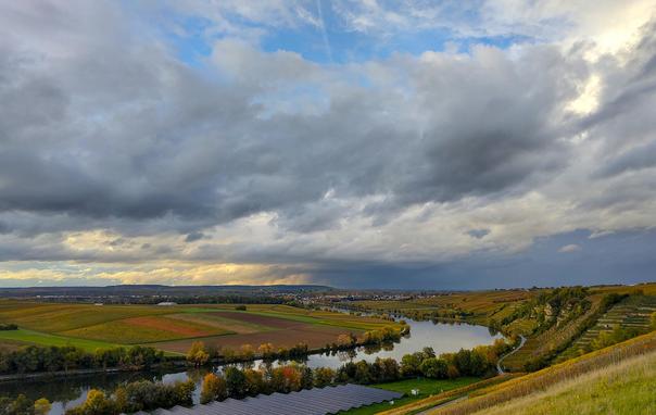 Die Neckarkurve vor Lauffen am Neckar. Rechts ist noch der Krappenfelsen zu sehen.