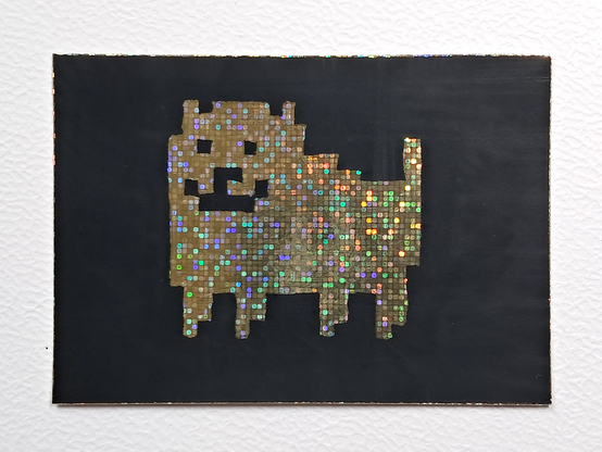 Une carte représentant le pixelart de l'Annoying Dog, un personnage d'Undertale, grattée en holographique sur fond noir, en train de sourire et debout sur ses 4 pattes.