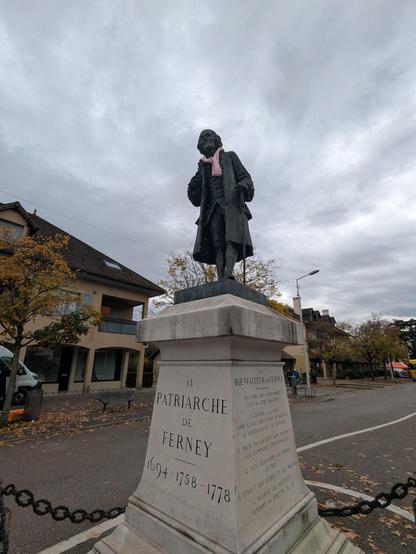 Statue de Voltaire à Ferney, "patriarche de Ferney", il porte une écharpe rose.