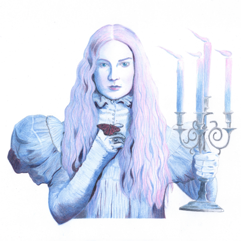 Portrait d'Edith Cushing, un personnage du film Crimson Peaks, tenant un chandelier de la main gauche et avec un papillon posé sur sa main droite. Dessin réalisé aux crayons de couleurs bleu, rose et rouge.