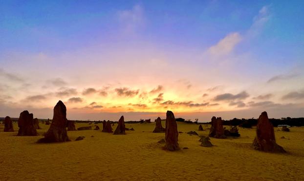 Sonnenuntergang im Pinnacles Desert im Nambung Nationalpark in Australien.