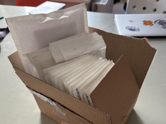 doos ramvol gevulde enveloppen