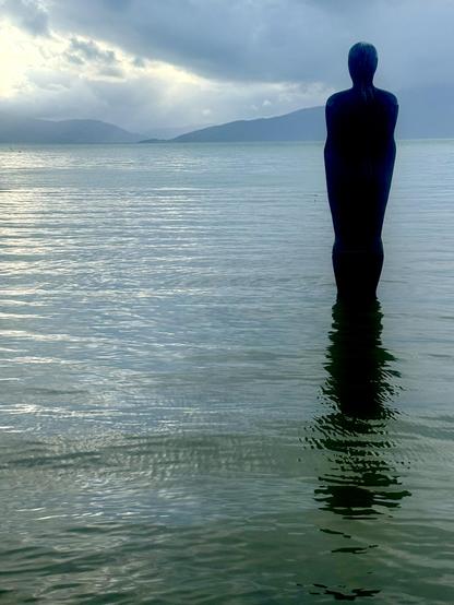 Havmannen-Skulptur in Mo i Rana in Norwegen. Figur eines Mannes, der im Wasser steht und auf das Meer hinaus blickt.