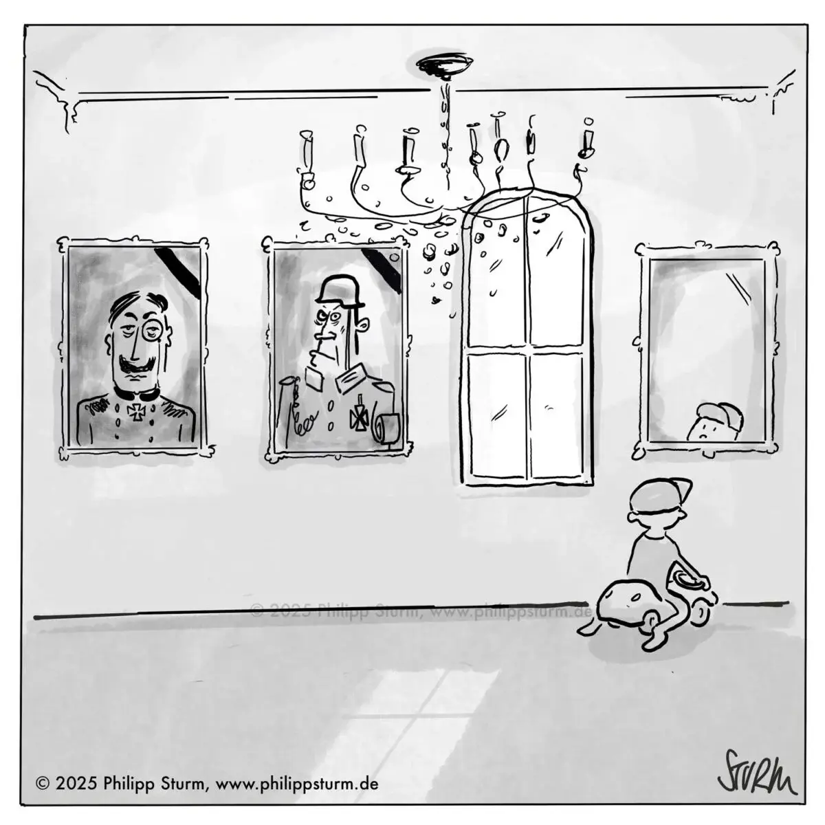 Das Bild zeigt eine Karikatur des deutschen Cartoonisten Philipp Sturm. Es stellt einen Raum (in einem Museum) dar, in dem zwei Porträts an der Wand hängen, die möglicherweise militärische oder autoritäre Figuren darstellen. Ein Kind fährt mit einem Spielzeugauto auf dem Boden, während eine dritte, scheinbar versteckte, Person in einem Spiegel daneben zu sehen ist. Es ist das Kind, das sich spiegelt.