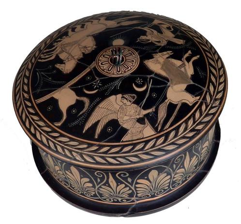 Red figure pyxis depicting the day and night alternation. Winged Selene sets with her chariot and Helios arises with his.