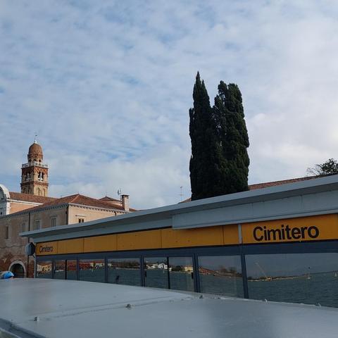 Buongiorno. Meine alte Wohnung auf Murano steht ja nun schon länger leer. Aber sie ganz aufgeben - ich weiß nicht? Ich werde meinen Salvatore fragen! Saluti, Mafalda Cinquetti aus #Venedig