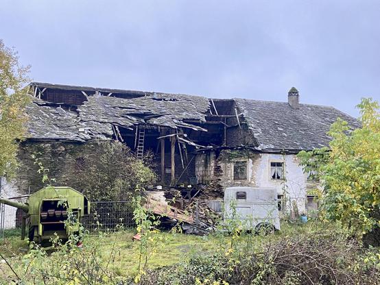 D'Foto weist d'Iwwerreschter vum denkmalgeschützte Bauerenhaff, deen den 2/11/2025 zu Enscherange, Gemeng Kiischpelt, an de Koup gefall ass.