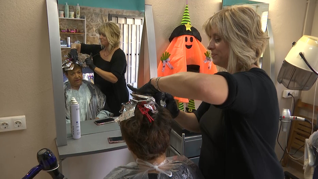 La Maite Perelló amb una clienta a Bovera (3CatInfo)