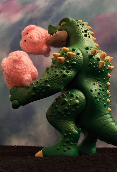 Godzilla hat sich zwei haekelschweine geschnappt.