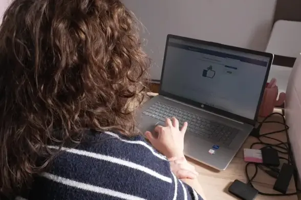 Pauline Dens-Arsène, sage-femme libéral dans l'Aisne, a récupéré ses comptes Facebook et Instagram, suspendus après qu'elle avait partagé un reportage sur l'IVG.