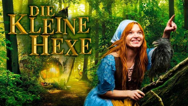 Une jeune sorcière rouquine avec une robe bleue dans une forêt – titre “Die Kleine Hexe”