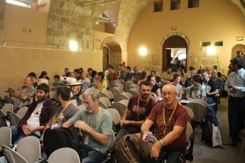 Sala d'actes amb molta gent asseguda preparada per les ponències.