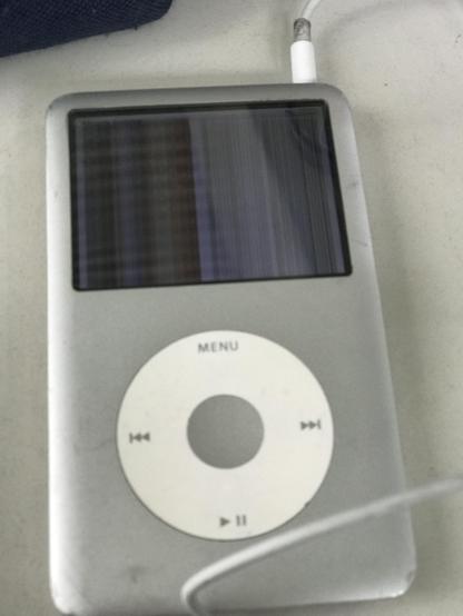 Imagen de un iPod Classic gris con su pantalla rota producto de un golpe