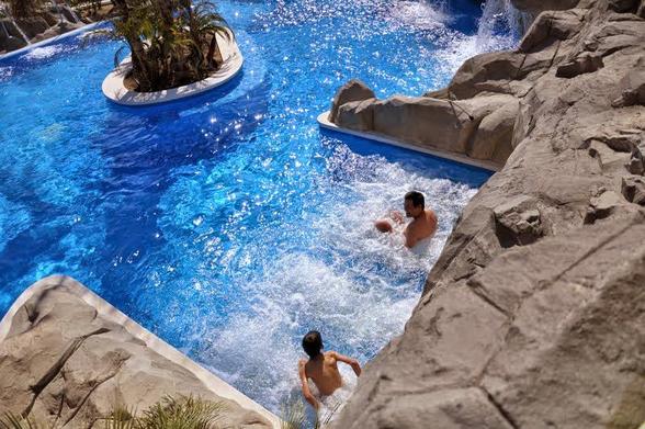 Artificial rocks; transformation into immersive spaces
Whether it's sea caves, volcanic landscapes, cliffs or some typical tropical formation, the design defines the work.
