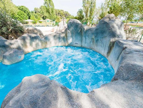 Artificial rocks; transformation into immersive spaces
Whether it's sea caves, volcanic landscapes, cliffs or some typical tropical formation, the design defines the work.