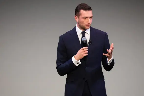 « Vivement la privatisation ! », a écrit Jordan Bardella, dans un tweet victimaire et mensonger dans lequel il affirme avoir été comparé à Hitler pendant l’émission. 