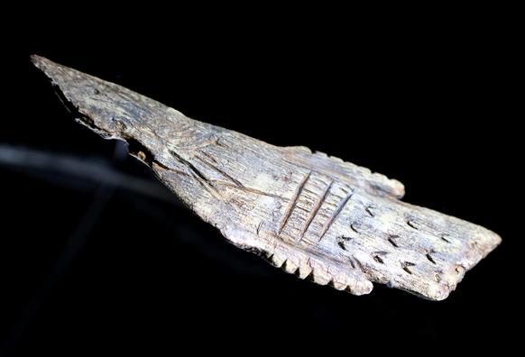 Oiseau contour decoupé dans un os de bisons - grotte Ekain en Espagne 