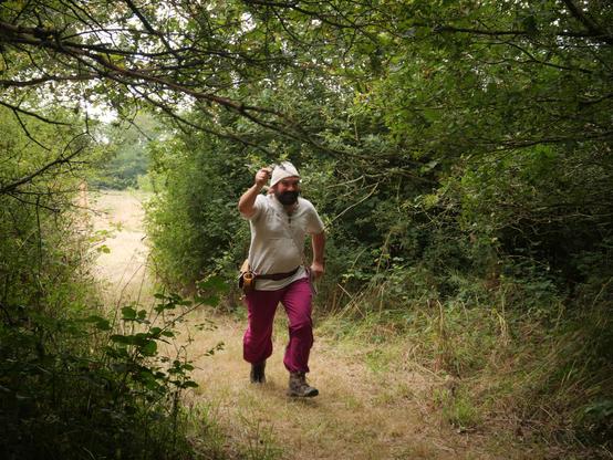 Speedy Radis court porter un message dans la forêt (photo édition 1)