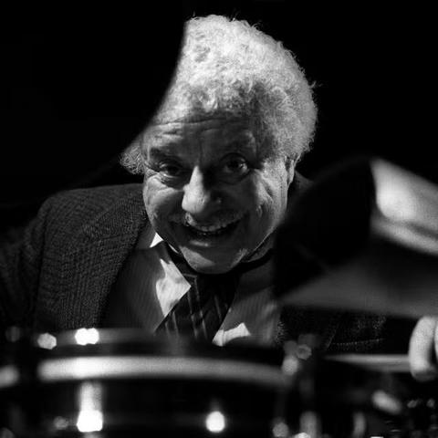 Tito Puente en état de jubilation 
Photo: Paul Bergen/Redferns

