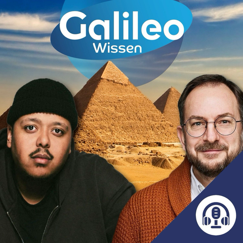 Zwei Männer vor den Pyramiden von Gizeh. Links ein Mann mit schwarzer Mütze und dunkler Kleidung, rechts ein Mann mit Brille und brauner Strickjacke. Oben der Schriftzug "Galileo Wissen".