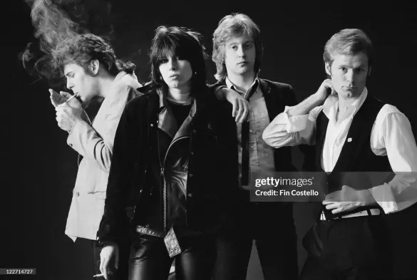 

*The Pretenders*
Le groupe britannique de rock *The Pretenders* (le bassiste Pete Farndon (1952-1983), la chanteuse et guitariste Chrissie Hynde, le guitariste James Honeyman-Scott (1956-1982) et le batteur Martin Chambers) pose pour un portrait de groupe en studio, sur fond noir, au Royaume-Uni, en janvier 1979. On voit Farndon tenir sa main en coupe alors qu'il allume une cigarette. (Photo de Fin Costello/Redferns/Getty Images)

