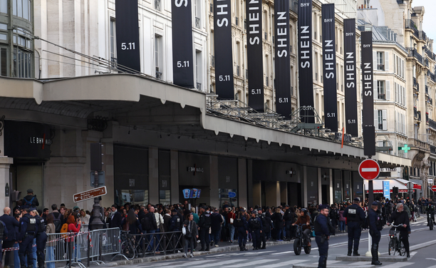 La primera botiga física del gegant asiàtic és en ple centre de París (Reuters/Abdul Saboor)
