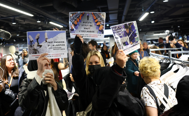 L'obertura ha congregat desenes de detractors de la marca (Reuters/Sarah Meyssonnier)