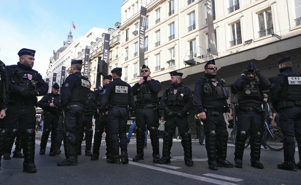 Ampli desplegament policial per l'obertura de la primera botiga física de Shein al món (Dimitar Dilkoff/AFP/DPA)