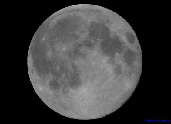 Ein Foto vom Mond. Ein grauer Kreis mit dunklen Flecken vor schwarzem Hintergrund.