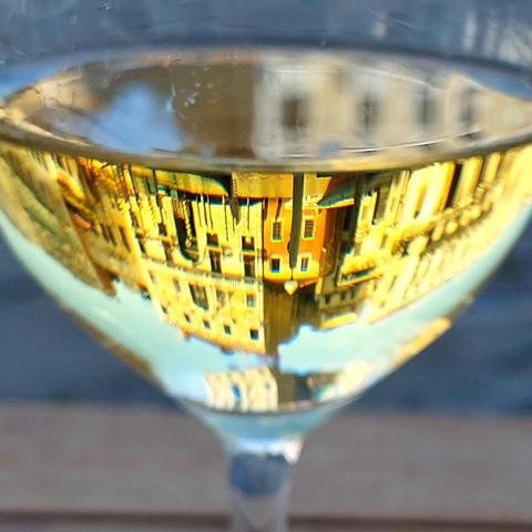 Buongiorno. Lucia hatte einen Vino Frizzante gestern Abend. Alma nur ein stilles Wasser. Und ich habe alberne Fotos von meinem Pinot Grigio gemacht. Saluti, Mafalda Cinquetti aus #Venedig