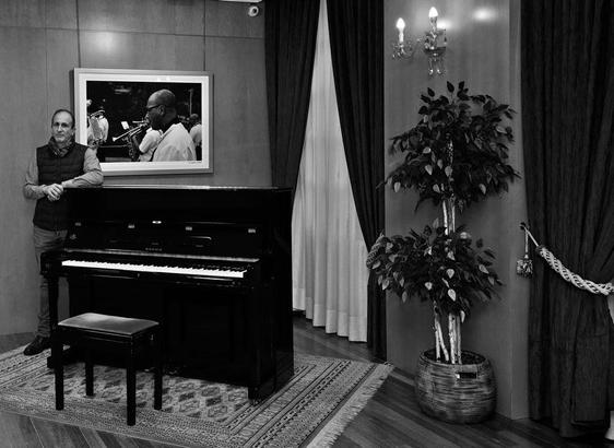 Creatiz y artista José Antonio Fontal Álvarez en la sala polivalente del "Centro Asturiano de Oviedo" con una de sus obras plásticas en la exposición "Telúrica realidad"