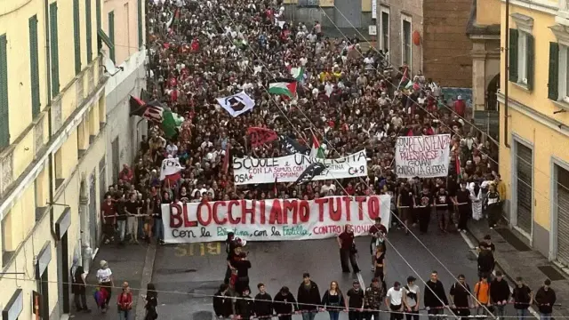 Gênes, 22 septembre 2025. Manifestation massive appelant à la grève générale pour Gaza. La banderole de tête réclame un blocage total. Derrière, une autre banderole appelle à bloquer les écoles et les universités