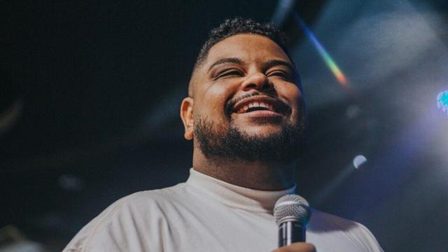 Lukas Agustinho apresenta uma nova versão do sucesso ''Yahweh Se Manifestará'', que conta com a participação do Oasis Ministry. Foto: Divulgação.