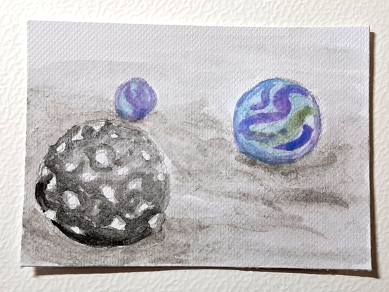 Une carte représentant 2 agates bleues, vertes et violettes et un calot noir à pépites blanches ; ils sont sur un sol gris pâle.