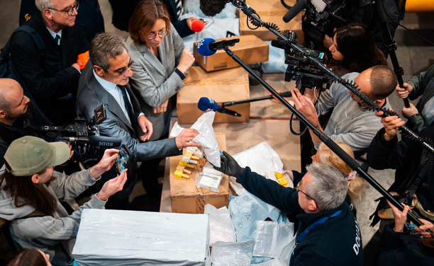 El ministre Serge Papin i la ministra Amélie de Montchalain, en la inspecció de la paqueteria de Shein a l'aeroport Charles de Gaulle de París (EFE/Ministeri de PiME, Comerç i Artesania França)