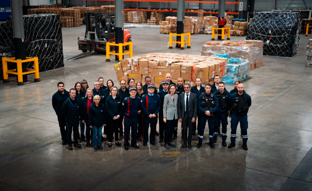 Equip d'inspecció de la paqueteria de Shein la zona de càrrega de l'aeroport Charles de Gaulle, a París (EFE/Ministeri de PiME, Comerç i Artesania França)