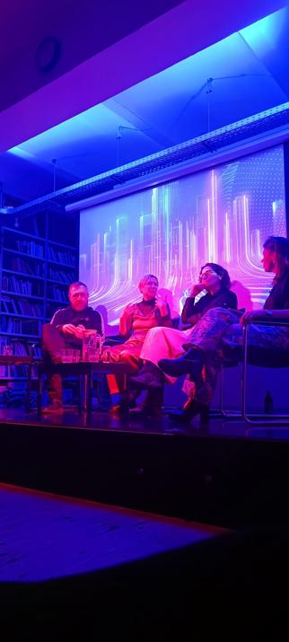 Das Foto zeigt das Diskussions-Panel v.l.n.r Michael Wehren, Aiki Mira, Julia Grillmayr und Hannah vom Diffrakt diskutieren Gegenwart, Zukünfte, Poetik und vieles mehr :)